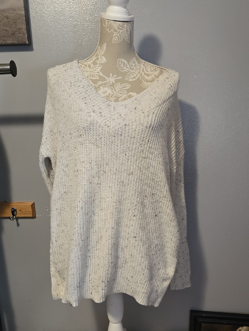 Faded Glory Cream Speckled V-Neck Knit Sweater